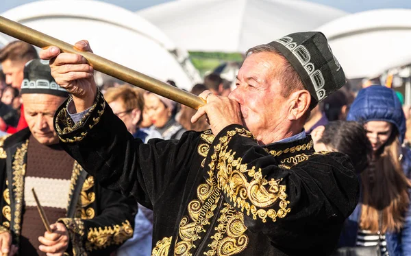 Musicisti etnici uzbeki che suonano su strumenti popolari musicali — Foto Stock