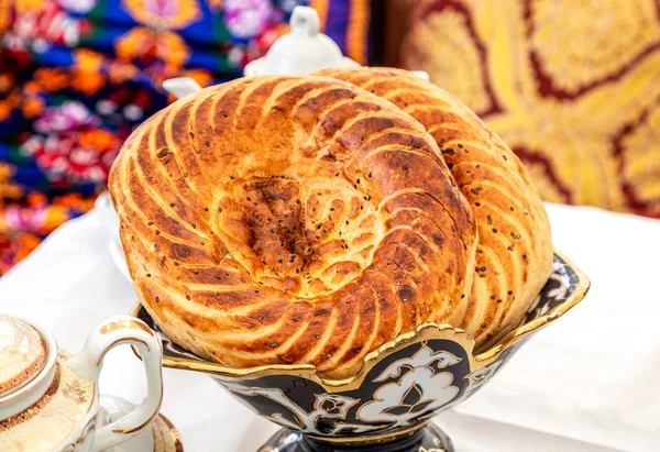 Pan plano uzbek fresco con semillas de sésamo en la mesa de vacaciones — Foto de Stock
