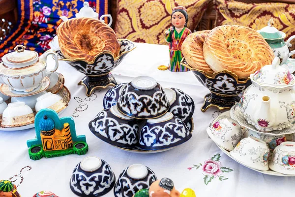 Uzbeque étnico cerâmica utensílios de mesa na mesa — Fotografia de Stock