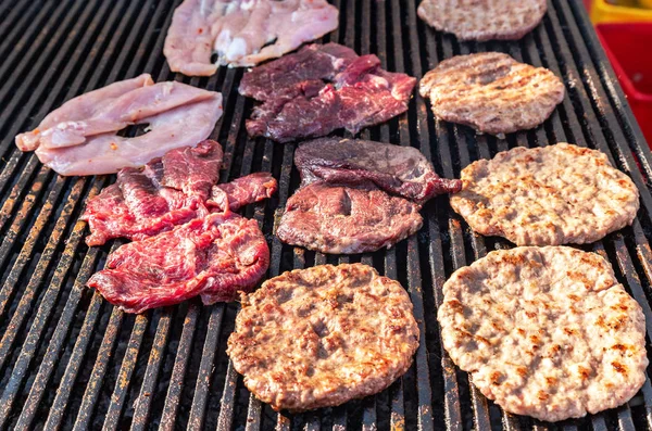 Pedaços de carne grelhada cozidos na grelha — Fotografia de Stock