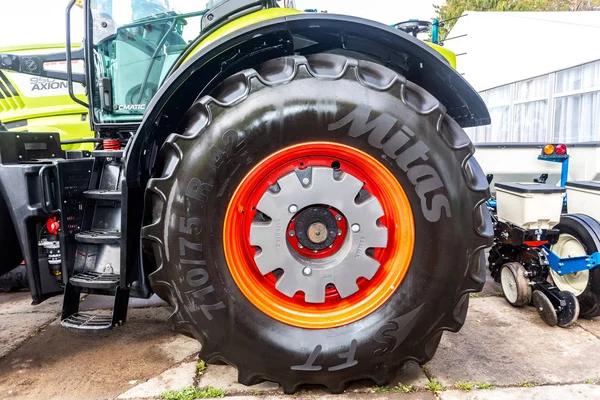 Groot wiel van nieuwe moderne landbouwtrekker — Stockfoto