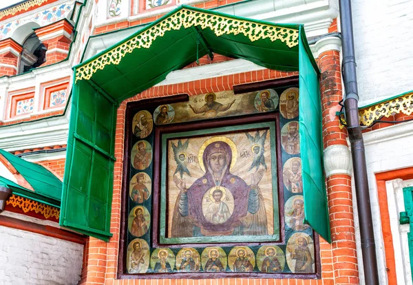 Facade icon on the wall of the Protecting veil Cathedral (late 1 — Stock Photo, Image