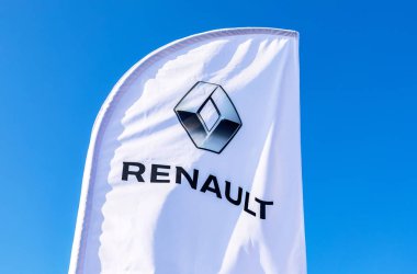 Mavi gökyüzüne karşı Renault bayrağı