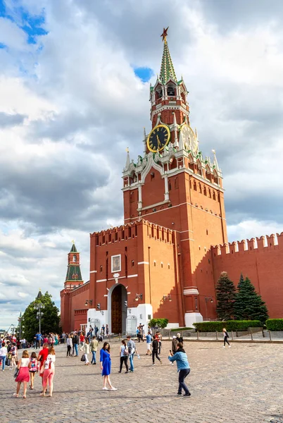 Tour Spasskaya du Kremlin de Moscou en été — Photo