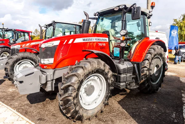 Moderne landbouwwieltrekker Massey Ferguson — Stockfoto