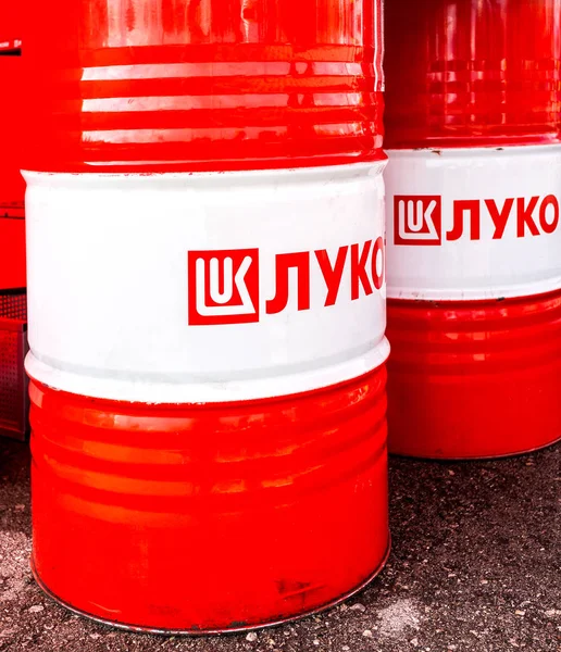 Βαρέλια της εταιρείας πετρελαίου Lukoil με λογότυπο — Φωτογραφία Αρχείου