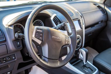 Isuzu arabasının iç tasarımı, kontrol paneli, direksiyon simidi.
