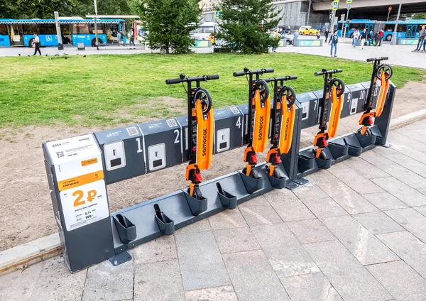 Parkering för uthyrning sparkcykel på stadens gata — Stockfoto