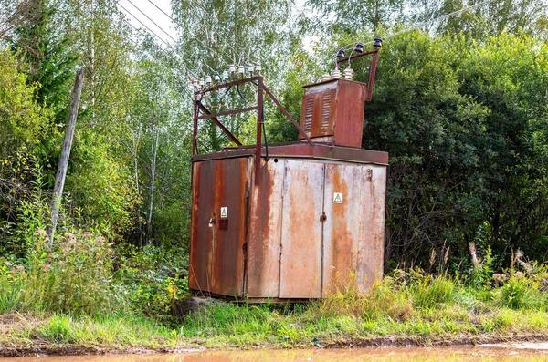 Subestación del transformador de potencia de voltaje antiguo en el pueblo — Foto de Stock