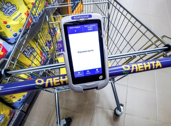 Carrinho de compras da loja Lenta com scanner de código de barras — Fotografia de Stock