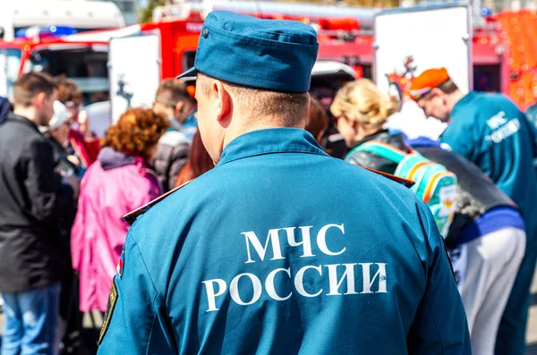 Ruský emerkomunikační důstojník v uniformě. Text v ruštině: "Emercom of — Stock fotografie
