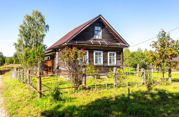 Rus köyünde eski bir ahşap ev. — Stok fotoğraf