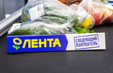 Taşıyıcı banttaki mal ayırıcı. Rusça metin: Lenta, ne