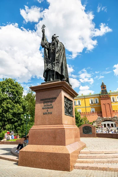 Памятник Святому Герману Патриарху Московскому и всем — стоковое фото