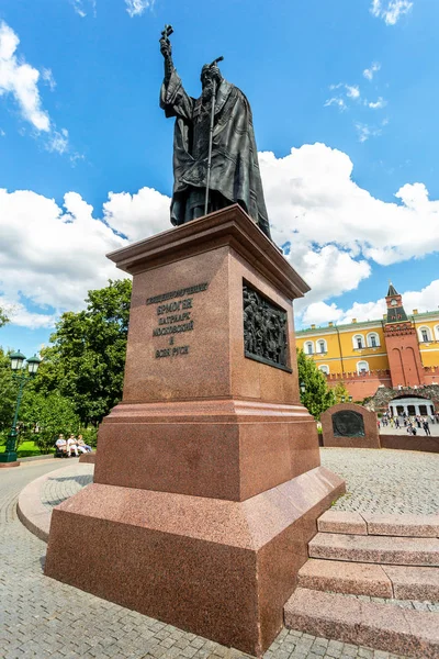 Памятник Патриарху Гермогенесу рядом с Московским Кремлем — стоковое фото