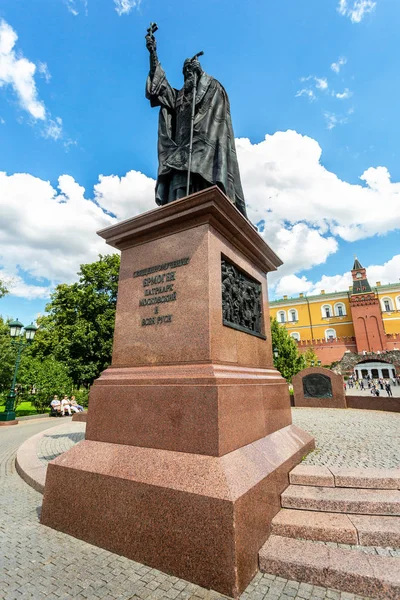 Hermogenes pátriárka emlékműve a moszkvai Kreml mellett — Stock Fotó