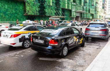 Gett Taksi Şirketi 'nin modern arabası şehir parkında.