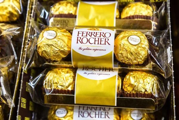 Ferrero Rocher čokoláda na skladě police — Stock fotografie