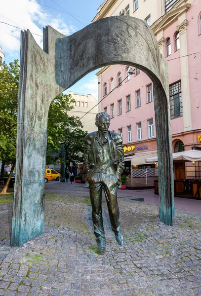 Памятник Булату Окуджаве на улице Арбат в Москве — стоковое фото