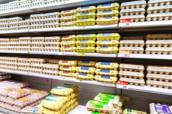 Huevos de pollo listos para la venta en los estantes del supermercado —  Fotos de Stock