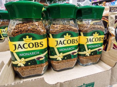 Kahve dükkanının rafında Jacobs Monarch var.