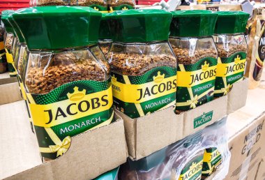 Kahve dükkanının rafında Jacobs Monarch var.