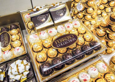 Ferrero Rocher çikolatası marketin rafında.
