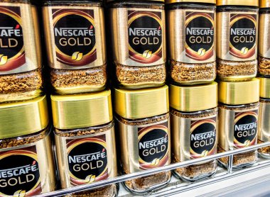 Nescafe Gold kahvesi marketin rafında.