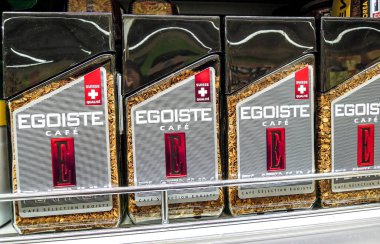 Egoiste kahvesi marketin rafında.