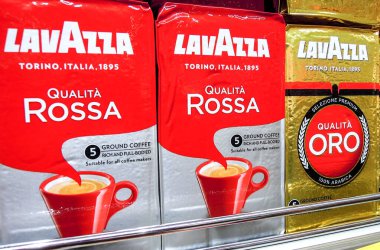 Lavazza kahvesi marketin rafında.