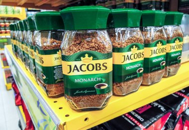 Kahve dükkanının rafında Jacobs Monarch var.