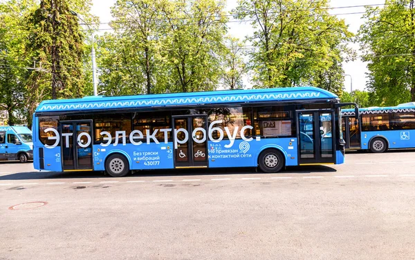 Moskova 'daki şehir caddesinde yeni elektrikli otobüs — Stok fotoğraf