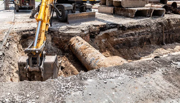 Bauarbeiten an großen Eisenrohren — Stockfoto