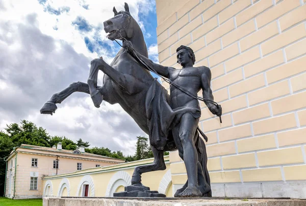 Escultura domador de caballos por Peter Klodt en la finca Kuzminki — Foto de Stock