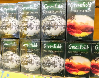 Greenfield çayı hipermarketin rafında satılıyor.