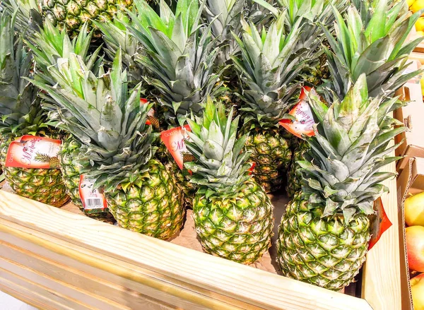 Verse ananasvruchten worden verkocht op de hypermarkt — Stockfoto