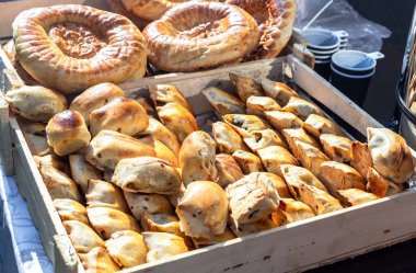 Çeşitli doldurulmuş taze iştah açıcı turtalar.