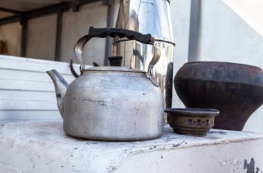 Tencere dibin kara seninki benden kara.