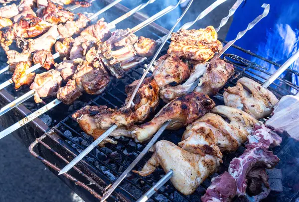 Cottura kebab alla griglia su spiedini di metallo — Foto Stock