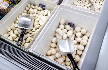 Çeşit çeşit dondurulmuş hamur tatlısı satışa hazır.