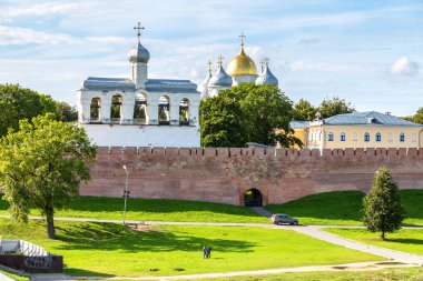 Novgorod Kremlin 'i St. Sophia Katedrali ve çan sesi ile izleyin.