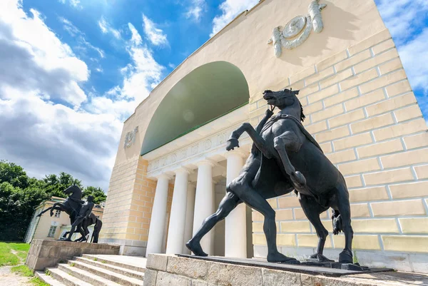 Sochařský krotitel koní od Petera Klodta vedle budovy — Stock fotografie