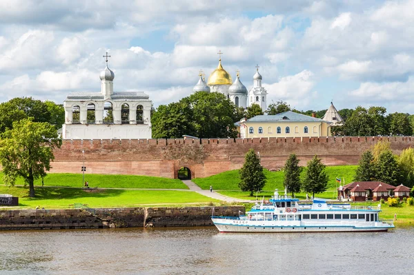 Passenger catamarans a moored on Volkhov river next the ancient — Stock Photo, Image