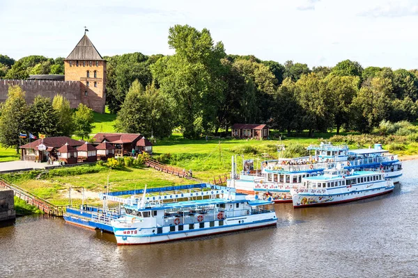 River cruise passenger catamarans a moored on Volkhov river — Stock Photo, Image