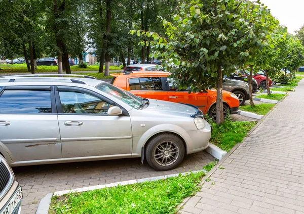 Carros estacionados na rua da cidade no dia de verão — Fotografia de Stock