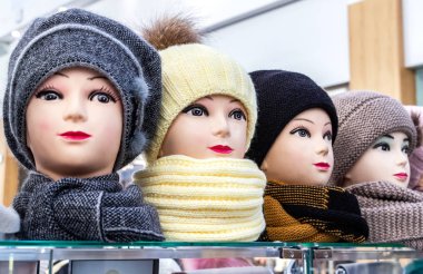 Şapkalı ve atkılı kadın mankenler.