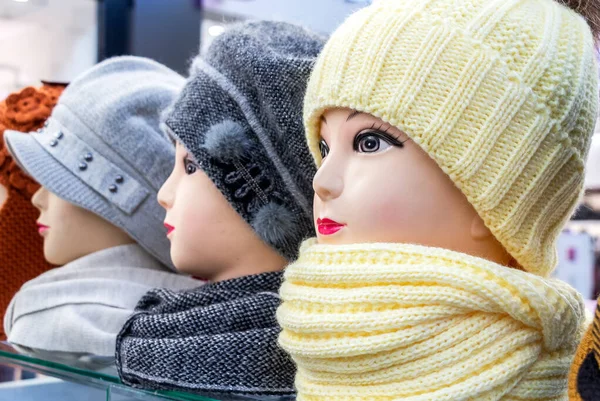 Mannequins vrouwelijke hoofden in hoeden en sjaals — Stockfoto