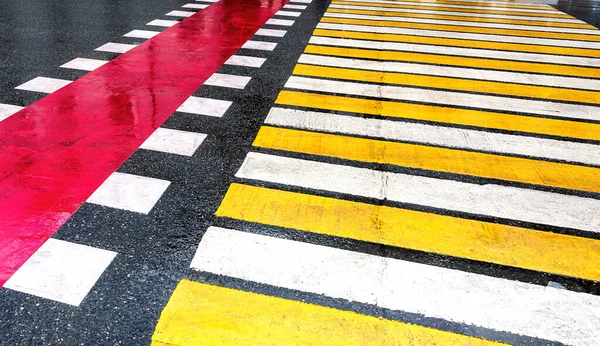 Пешеходный переход с белыми и желтыми полосами — стоковое фото