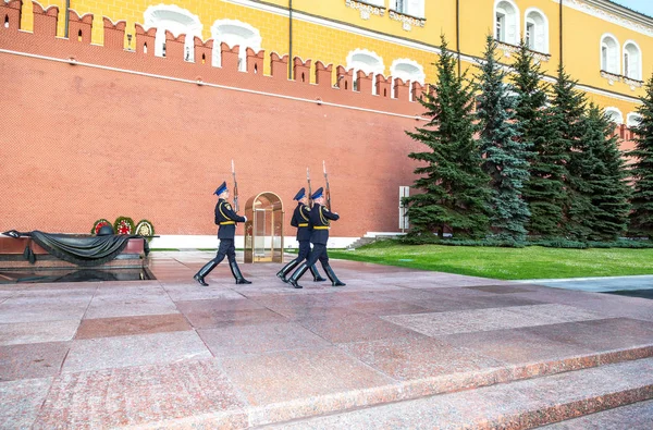 Verandering van de Erewacht bij de Eeuwige Vlam in Moskou — Stockfoto