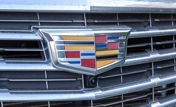 Arabanın üzerinde Cadillac logosu var. — Stok fotoğraf